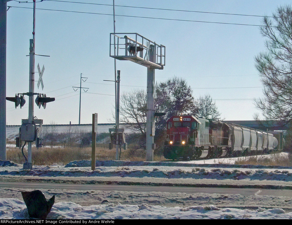 SOO 4419 slows to a stop under the Interstate bridge